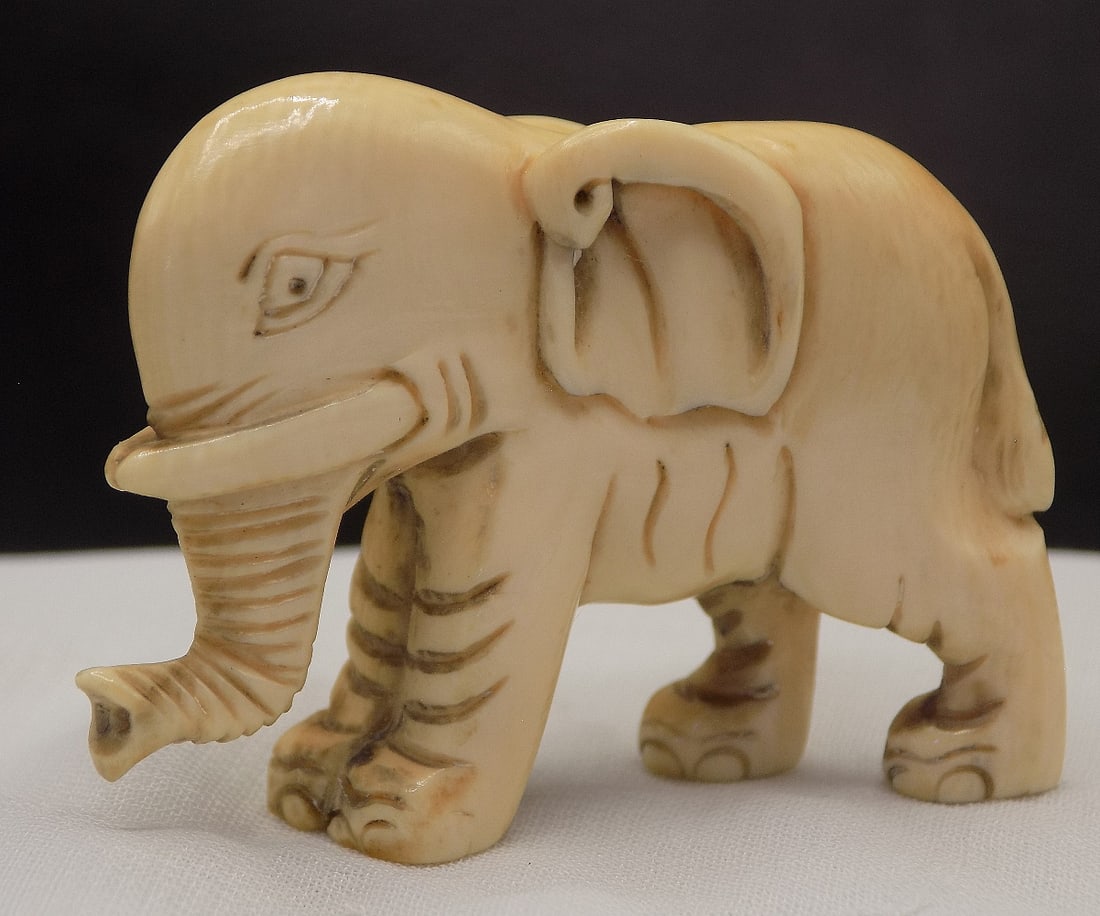 Fine vintage carved Oriental Netsuke elephant. (1 of 6)