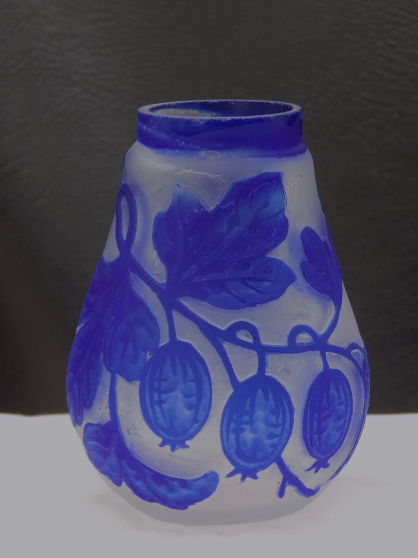 Vintage cameo art glass vase.: Vintage cameo art glass vase. No markings. Colors are darker than shown in photos. Beautiful colors. Great quality and detail. In very good original as found condition. 3 ¼ inches tall