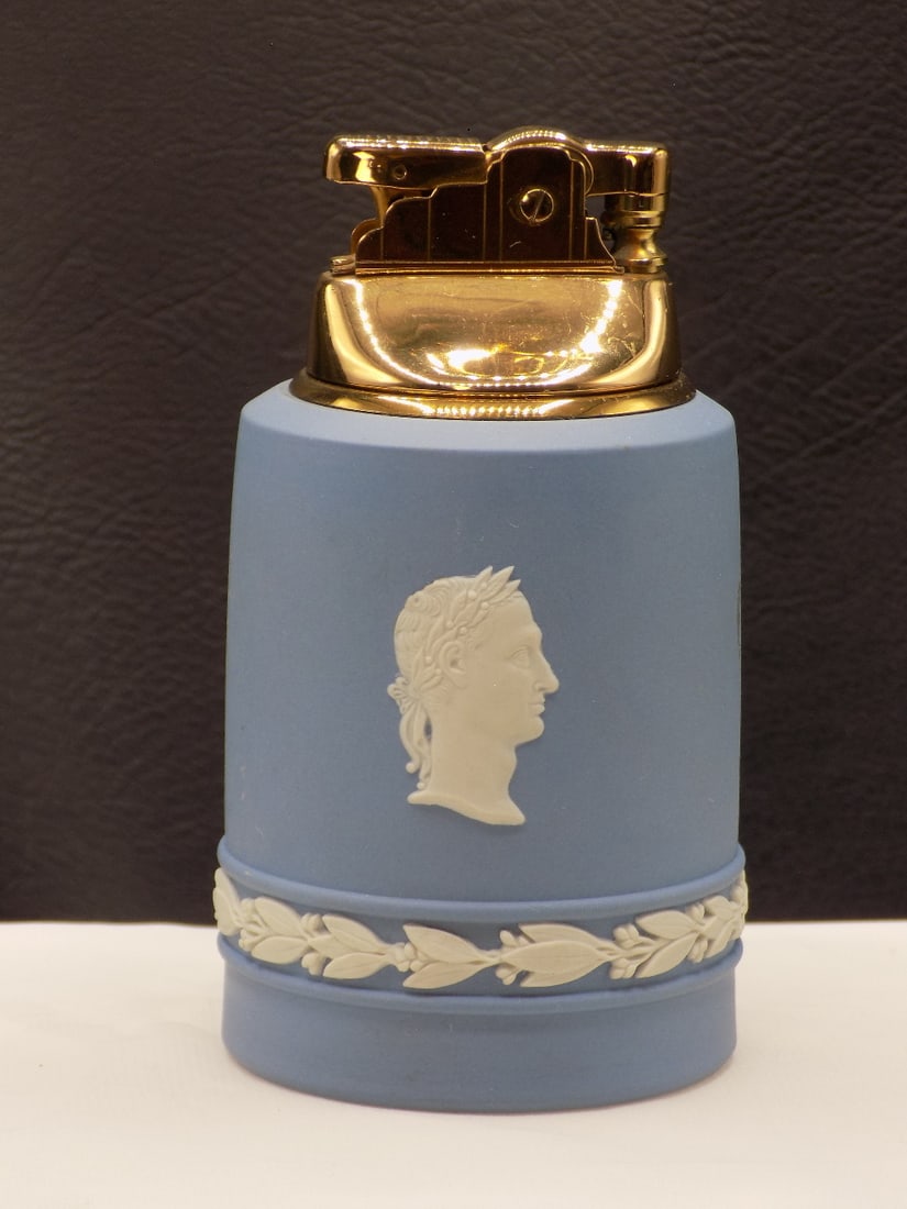 Splendid antique Wedgewood Jasperware lighter (1 of 6)