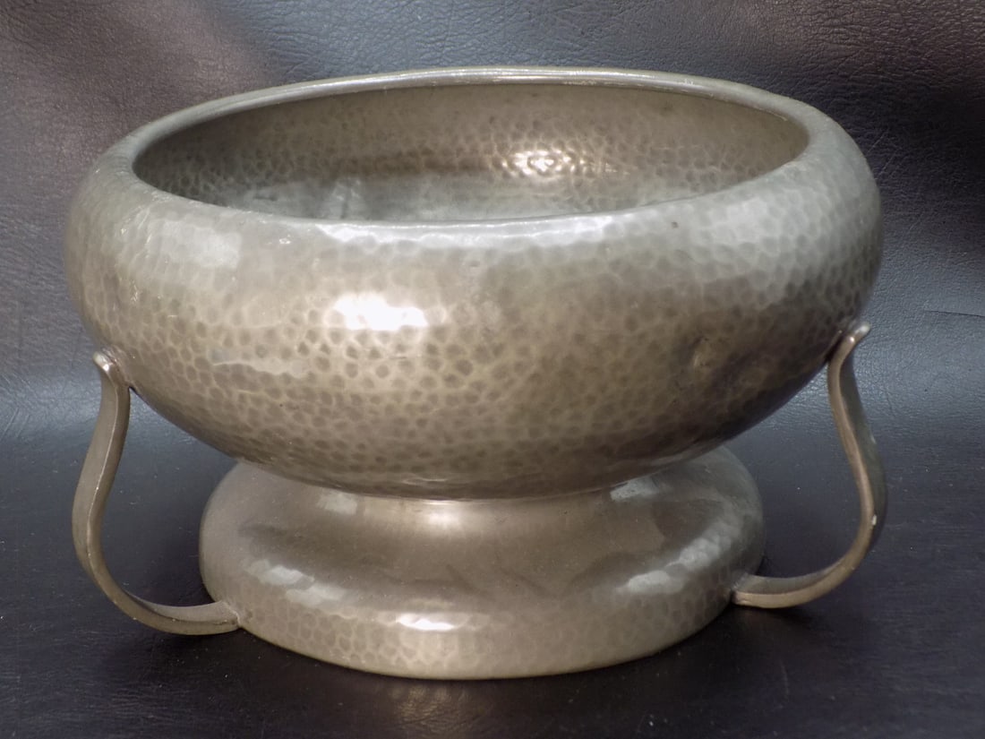 Vintage hand hammered Arts and Crafts bowl with handles.: Vintage hand hammered Arts and Crafts bowl with handles. Marked Knighthood English Pewter on bottom as shown in photo. Great quality and detail. In very good original as found condition. Original pati
