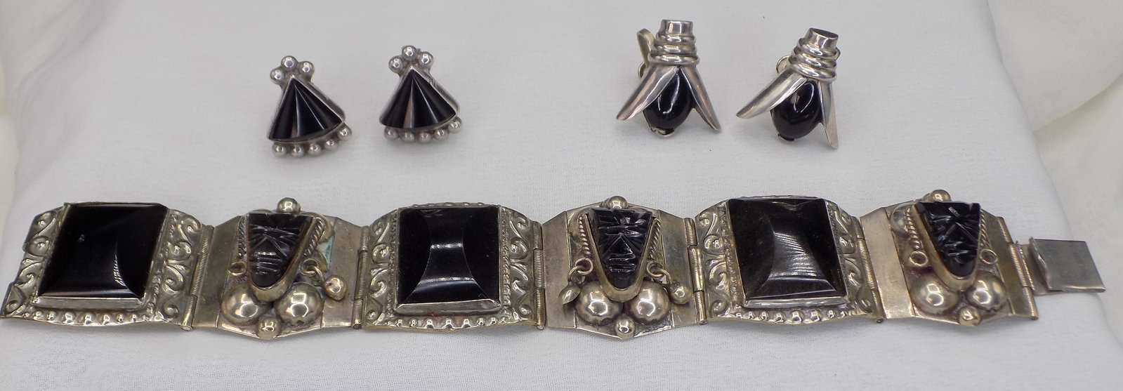 Very nice sterling silver and onyx bracelet and two pair of earrings.: Very nice sterling silver and onyx bracelet and two pair of earrings. Marked Mexico as shown in photos. 75 grams total weight. Great quality and detail. In very good original as found condition. Brace