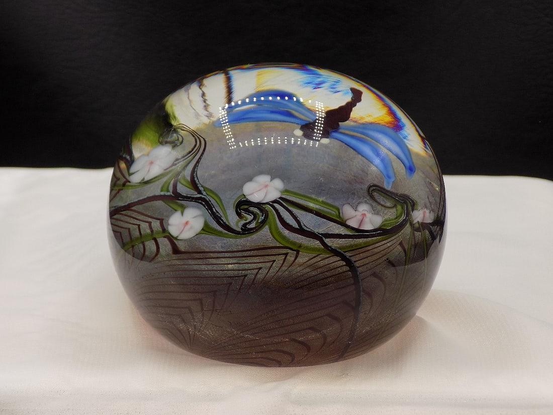 Exceptional vintage signed Orient and Flume1978 art glass paperweight: Exceptional vintage signed Orient and Flume1978 art glass paperweight. Beautiful feather pull with dragonfly. Great quality and detail. In very good original as found condition. White dotted light is