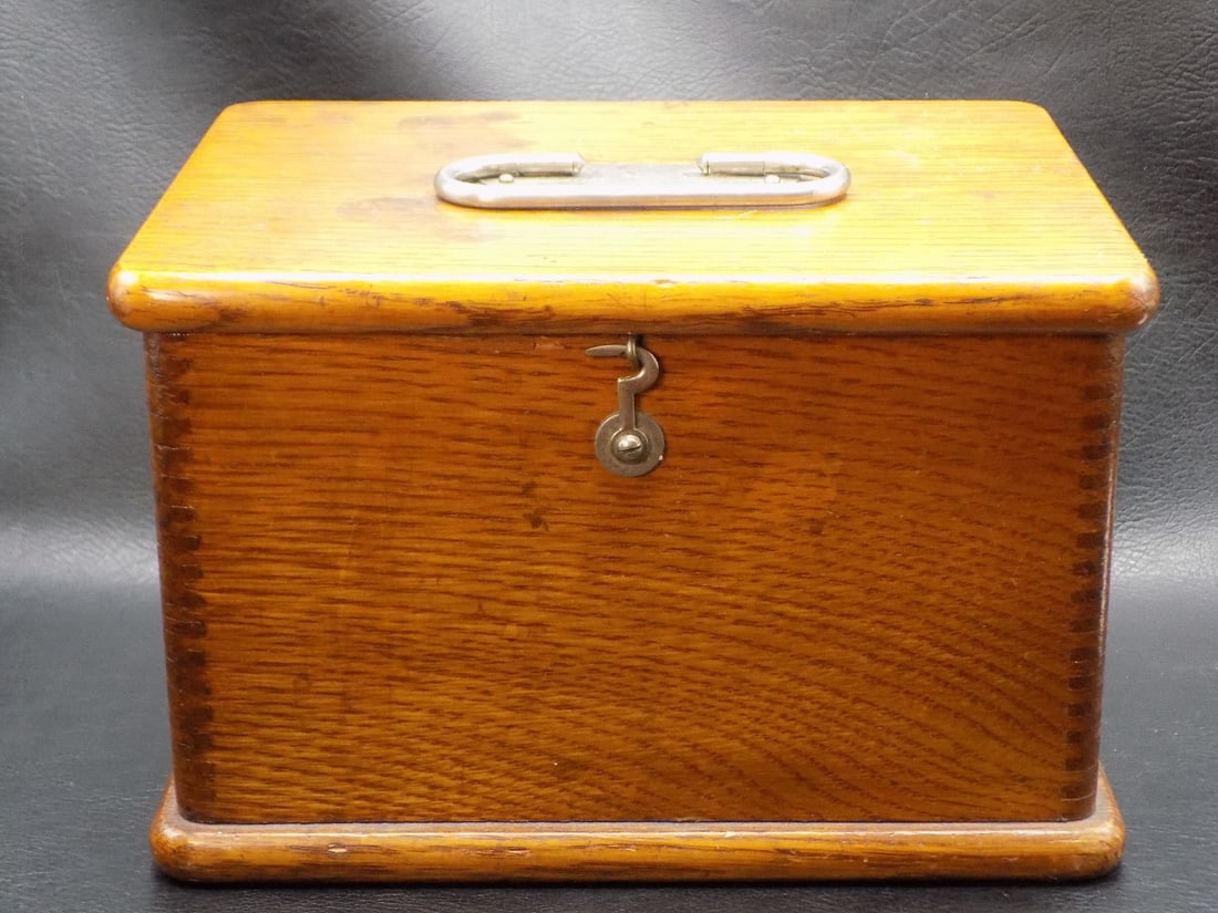 Antique dovetailed oak deed box. (1 of 8)