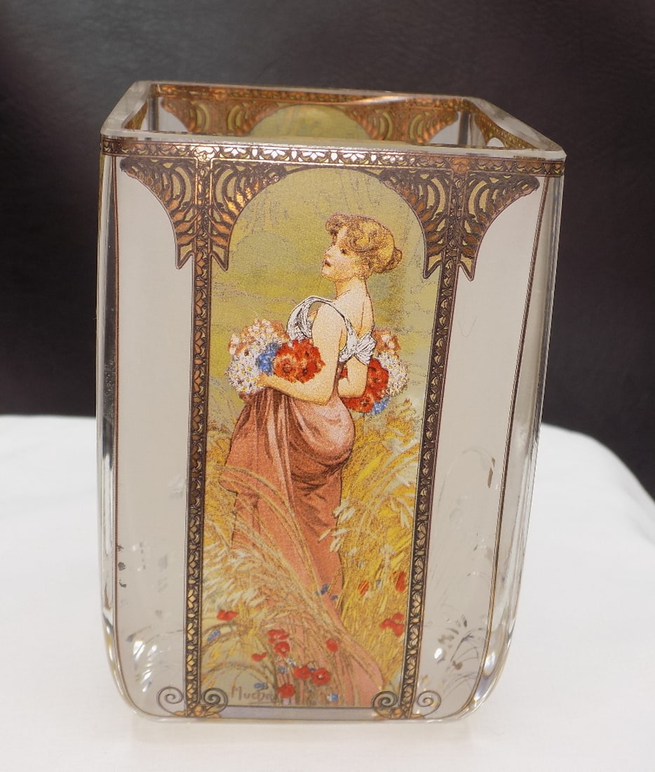 Lovely vintage Alphonse Mucha vase with scene: Lovely vintage Alphonse Mucha vase with scene. Goebel Artis Orbis 1900 marked on bottom as shown in photo. Beautiful colors. Great quality and detail. In very good original as found condition. 4 inche