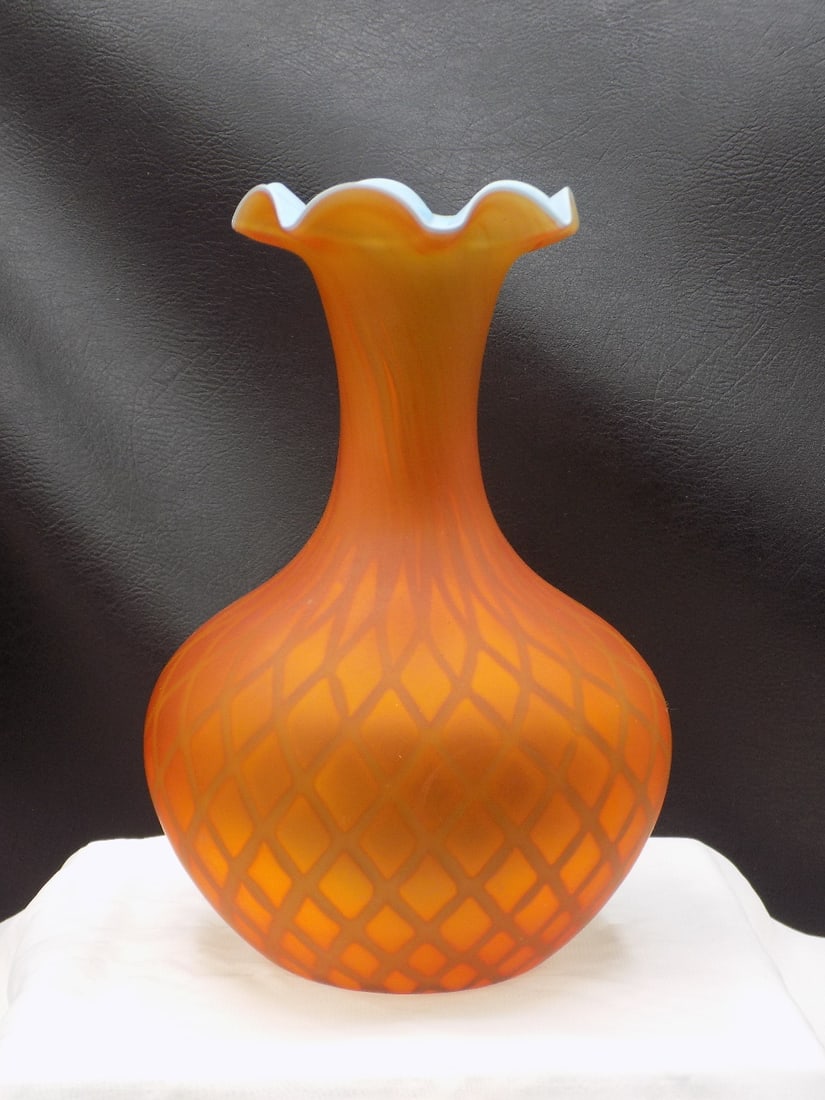 Beautiful midcentury Venetian art glass diamond quilted satin Murano art glass vase: Beautiful midcentury Venetian art glass diamond quilted satin Murano art glass vase. Original paper label. Soft colors. Hand blown. Pontil on bottom. Beautiful colors. Great quality and detail. 7 7/8 