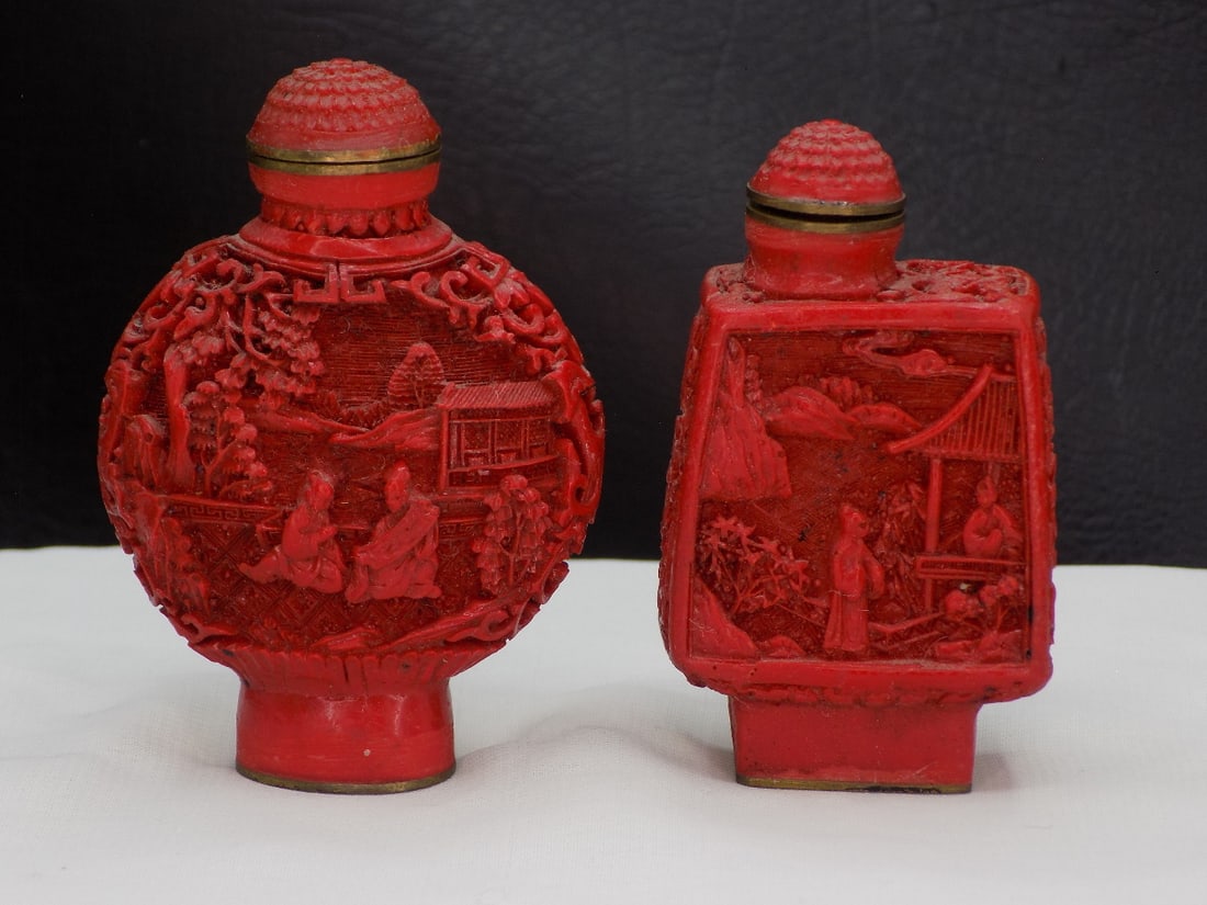 Two vintage ornate cinnabar snuff bottles. (1 of 11)