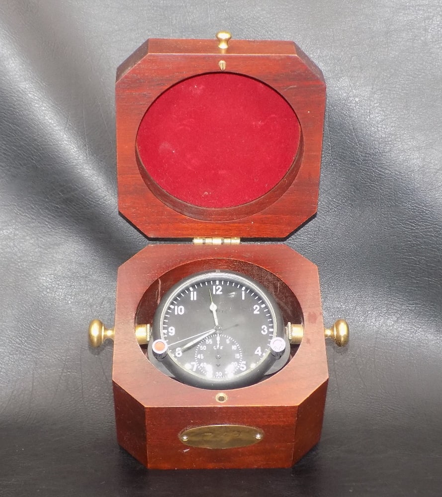 Vintage ships clock in wood case (1 of 8)