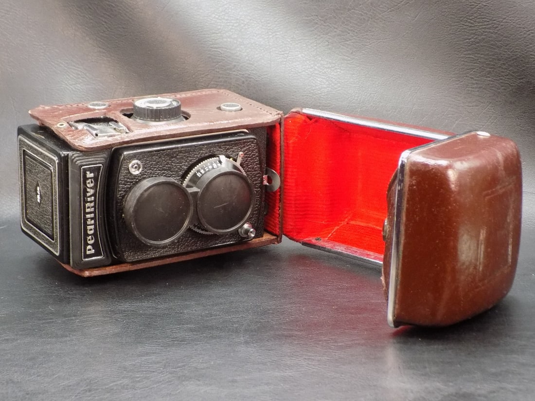 Vintage 1960s Pearl River 4-S TRL camera: Vintage 1960s Pearl River 4-S TRL camera. 75 mm F35 Twin lens. Original leather case. In very good original as found condition. Please see photos. Case 6 ½ tall x 4 x 3 ½ wide at top