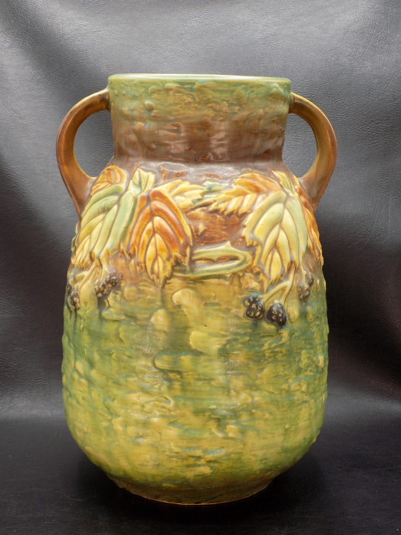 Great large Roseville 1933 Blackberry vase with handles (1 of 12)
