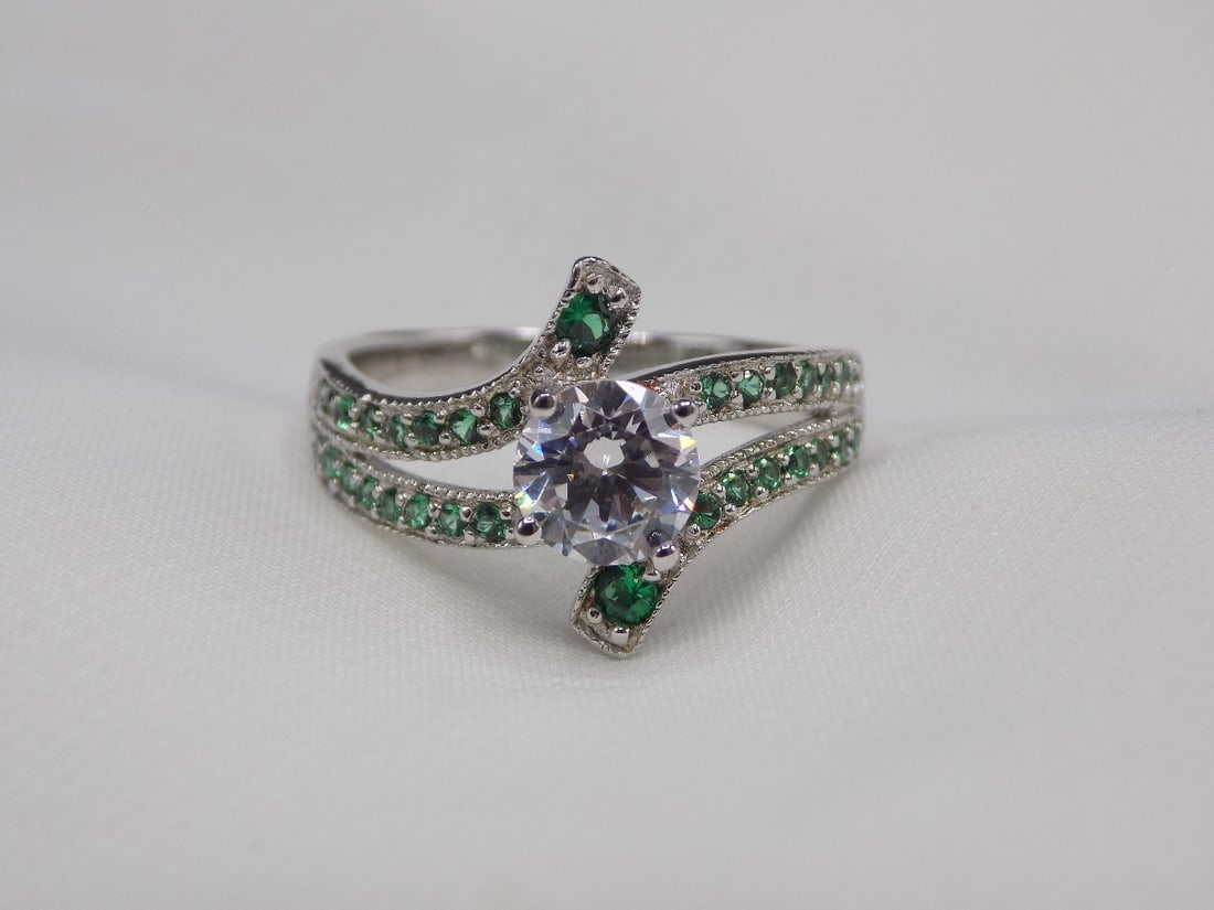 Beautiful 2 cwt quartz and emerald sterling silver ring (1 of 4)
