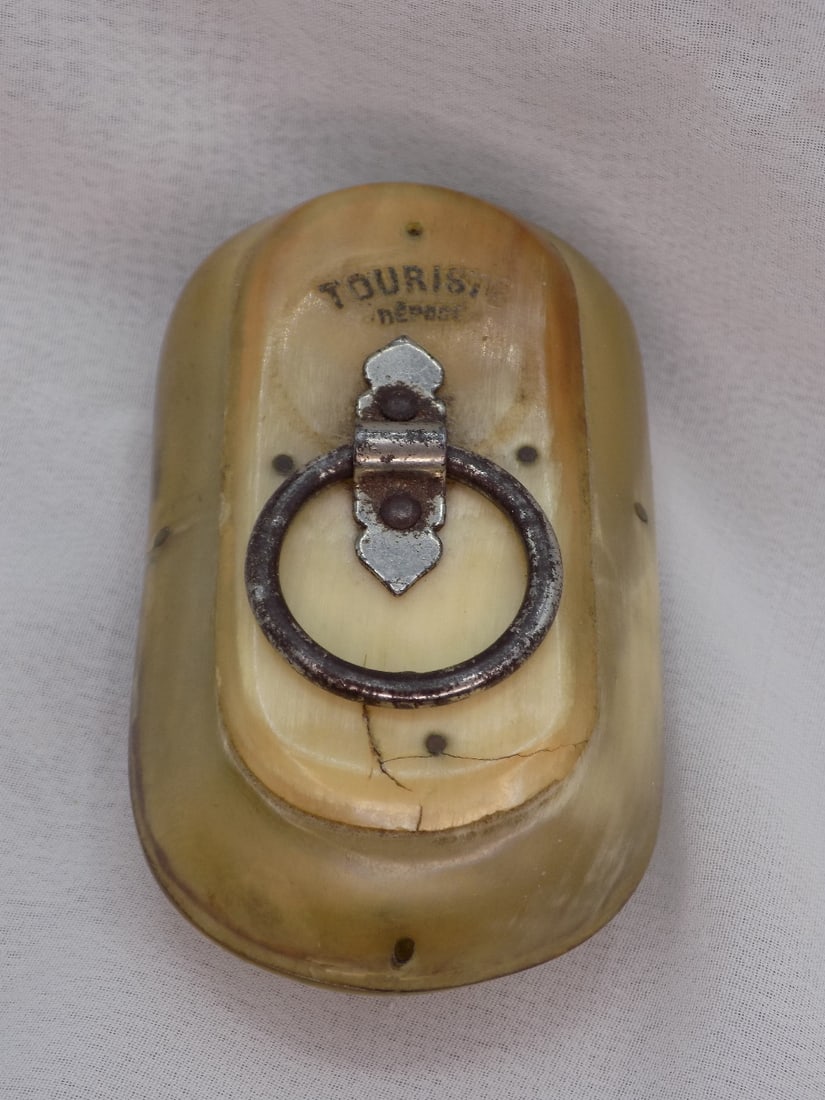 Unusual antique bone snuff box: Unusual antique bone snuff box. 1800s snuff box. No shipping outside of United States. 2 ¾ x 1 5/8 inches. Please see photos.