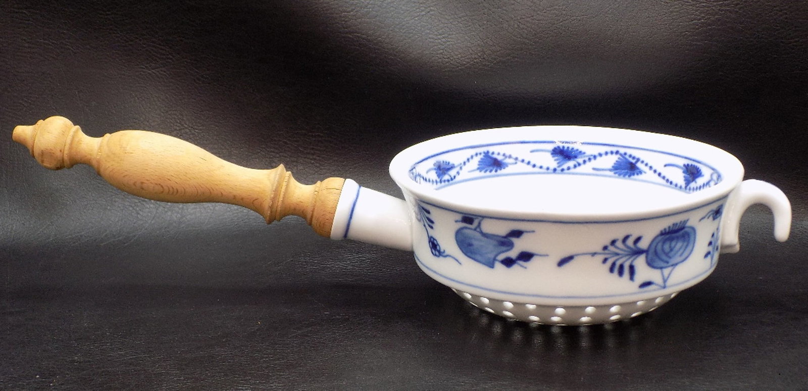 Large vintage blue onion porcelain pierced strainer: Large vintage blue onion porcelain pierced strainer colander with wood handle. Meissen porcelain unmarked. Beautiful colors. Great quality and detail. In very good original as found condition Total le