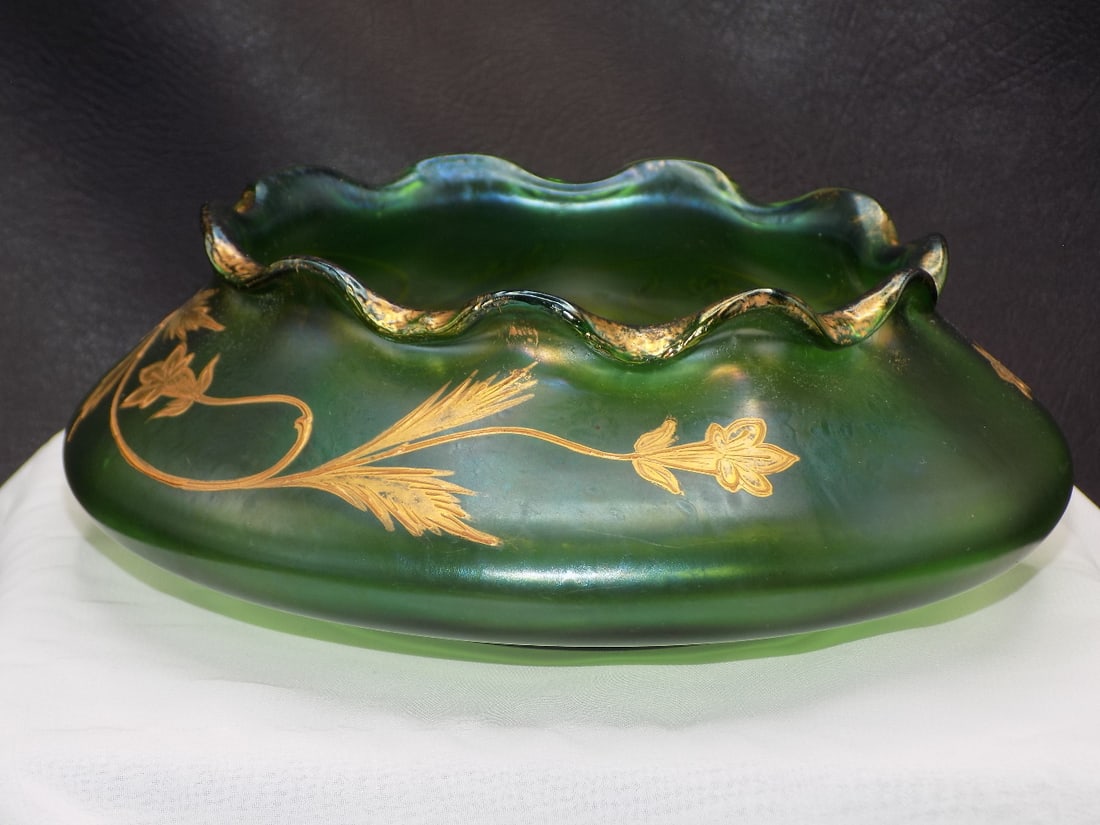 Beautiful vintage gold decorated Loetz art glass bowl: Beautiful vintage gold decorated Loetz art glass bowl. Great quality and detail with gold enamel decoration. Ruffled rim. In very good original as found condition. No signature. 2 ½ inches tall