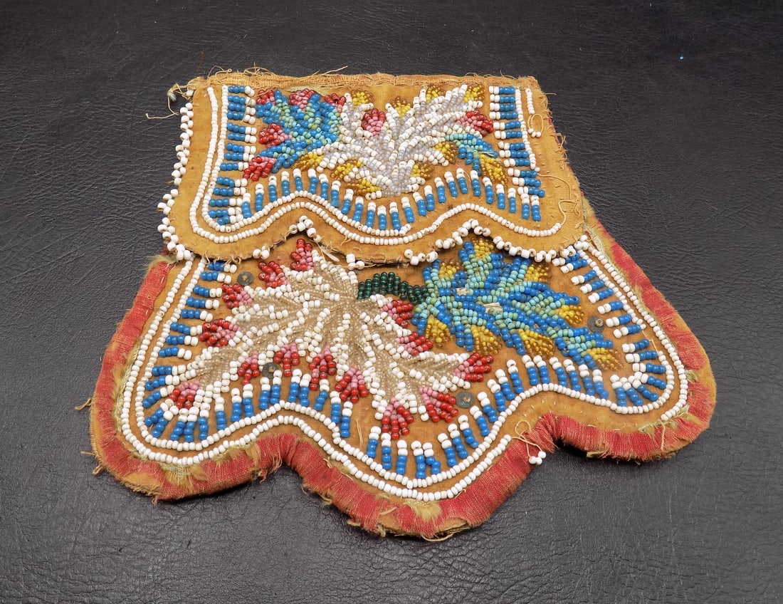 Late 1800s Native American Indian beaded bag (1 of 10)