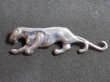 Neat vintage sterling silver lion pin