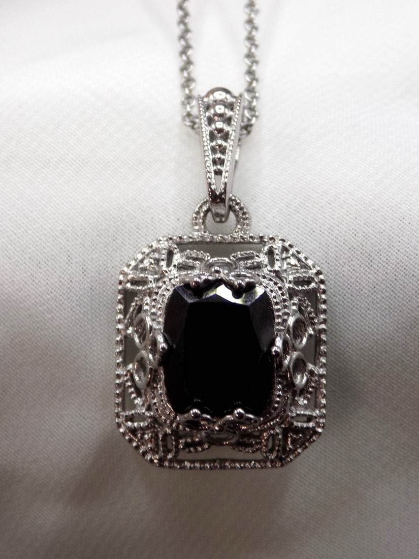 Beautiful 3 ct blue sapphire sterling silver necklace (1 of 5)