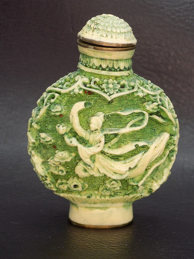 Ornate Oriental snuff bottle: Ornate Oriental snuff bottle. Marked on bottom as shown in photo. Beautiful colors. Great quality and detail. Top of cap loose as shown in photo. In very good original as found condition. 2 3/8 inches