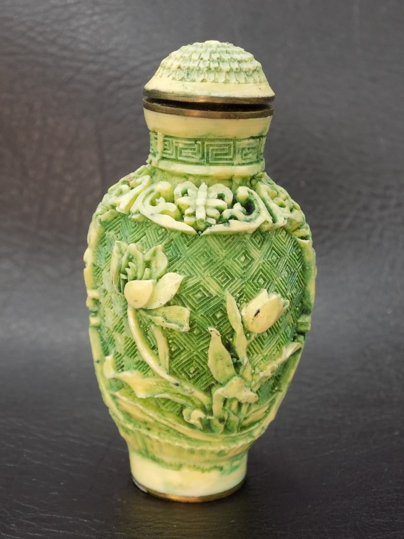 Ornate Oriental snuff bottle: Ornate Oriental snuff bottle. Marked on bottom as shown in photo. Beautiful colors. Great quality and detail. Top of cap loose as shown in photo. In very good original as found condition. 2 3/8 inches