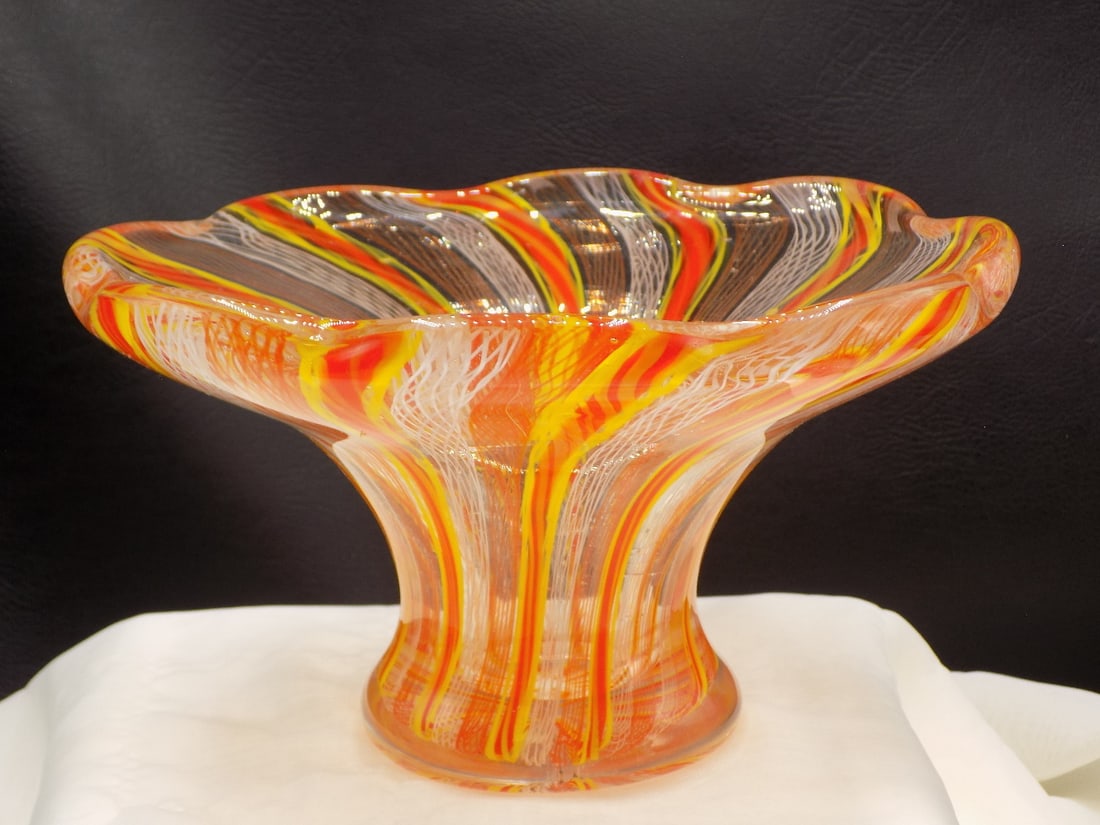 Vibrant midcentury Murano latticino ribbon art glass bowl: Vibrant midcentury Murano latticino ribbon art glass bowl. Ground and polished bottom. Beautiful colors. Great quality and detail. In very good original as found condition. 4 ½ tall x 8 1/8 inche