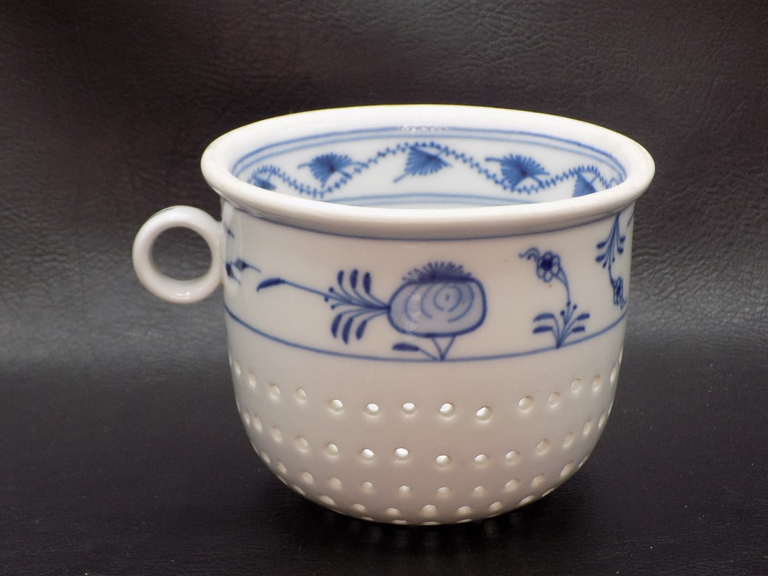 Vintage blue and white onion Meissen style strainer: Vintage blue and white onion Meissen style strainer. No maker markings. Beautiful colors. Great quality and detail. In very good original as found condition. 3 5/8 inches tall x 4 ½ wide at top r