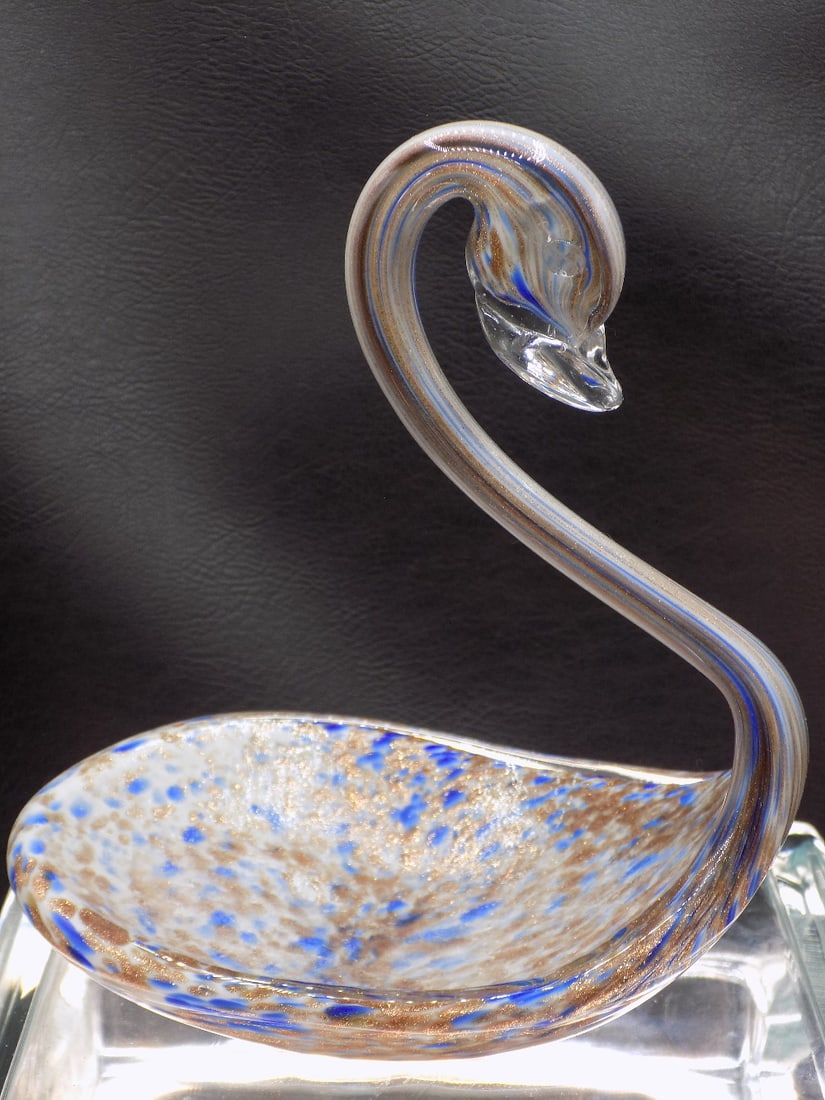 Pretty midcentury Murano art glass swan.: Pretty midcentury Murano art glass swan. Gold dusting interior. Ground and polished pontil. Beautiful colors. Great quality and detail. In very good original as found condition. 7 3/8 inches tall x 6 