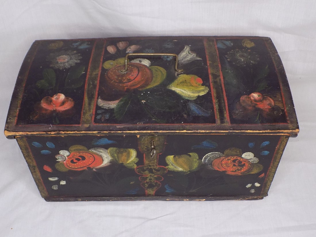 Marvelous antique Norwegian Rosemaling miniature blanket chest with key. (1 of 9)