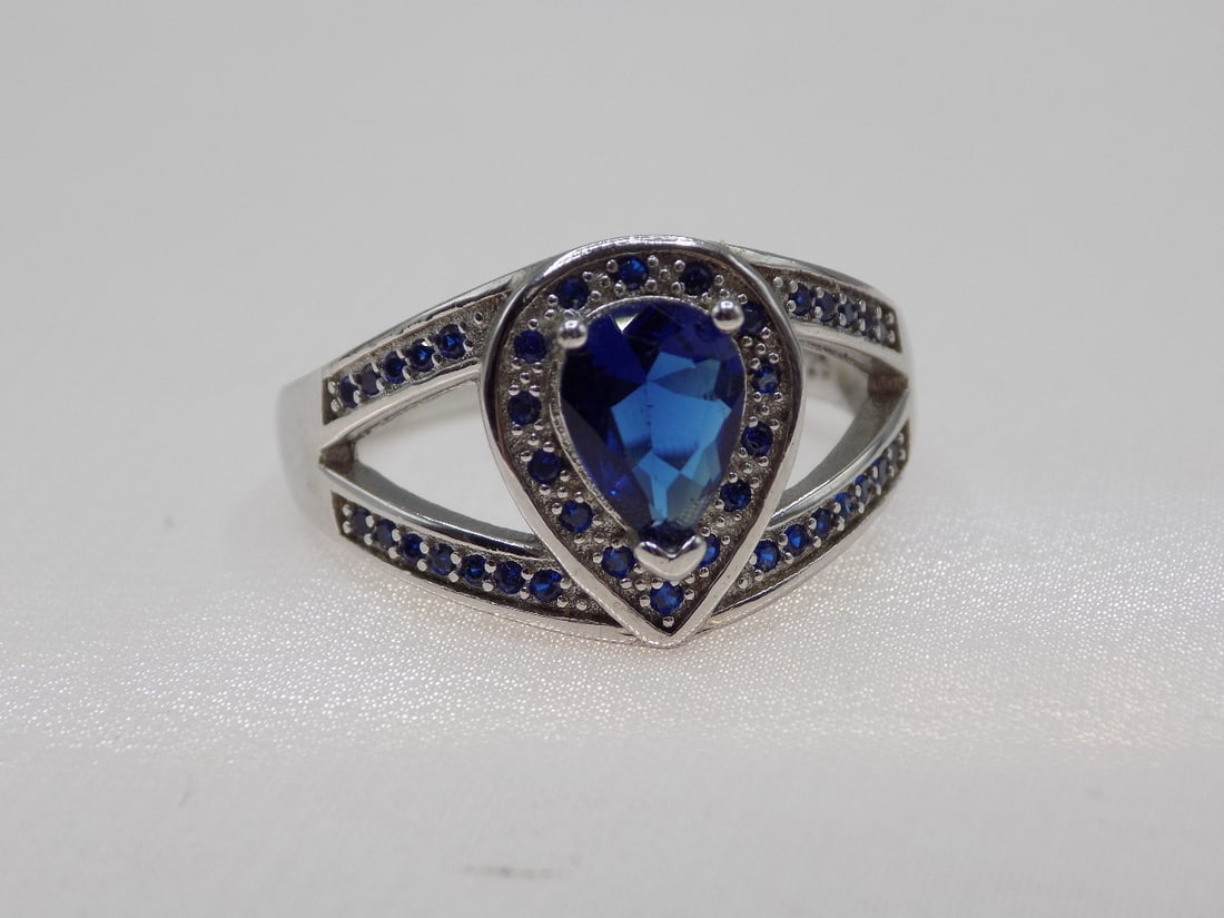 Beautiful 3 cwt blue sapphire sterling silver ring (1 of 5)