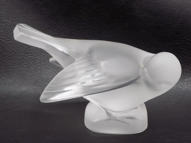 Graceful vintage signed Lalique France art glass bird.