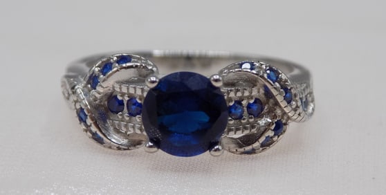 Beautiful 2 cwt blue sapphire sterling silver ring.