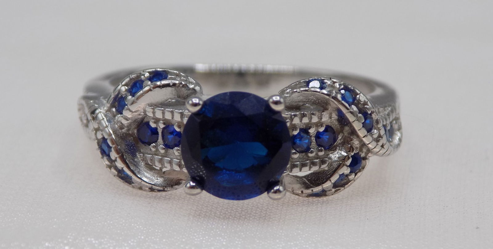 Beautiful 2 cwt blue sapphire sterling silver ring. (1 of 6)