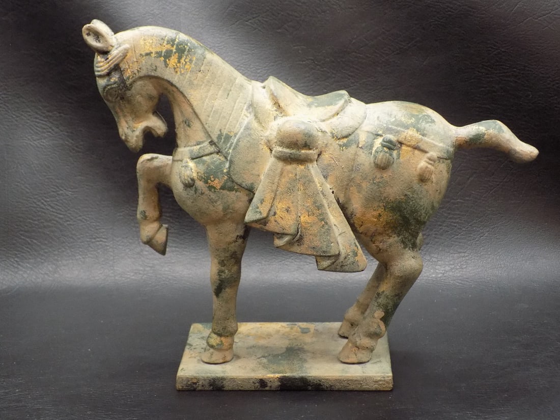 Vintage Oriental cast metal horse. (1 of 11)