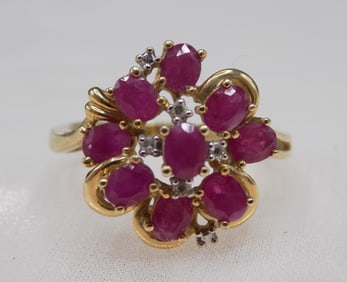 Beautiful 14kt yellow gold ring with rubies and diamonds