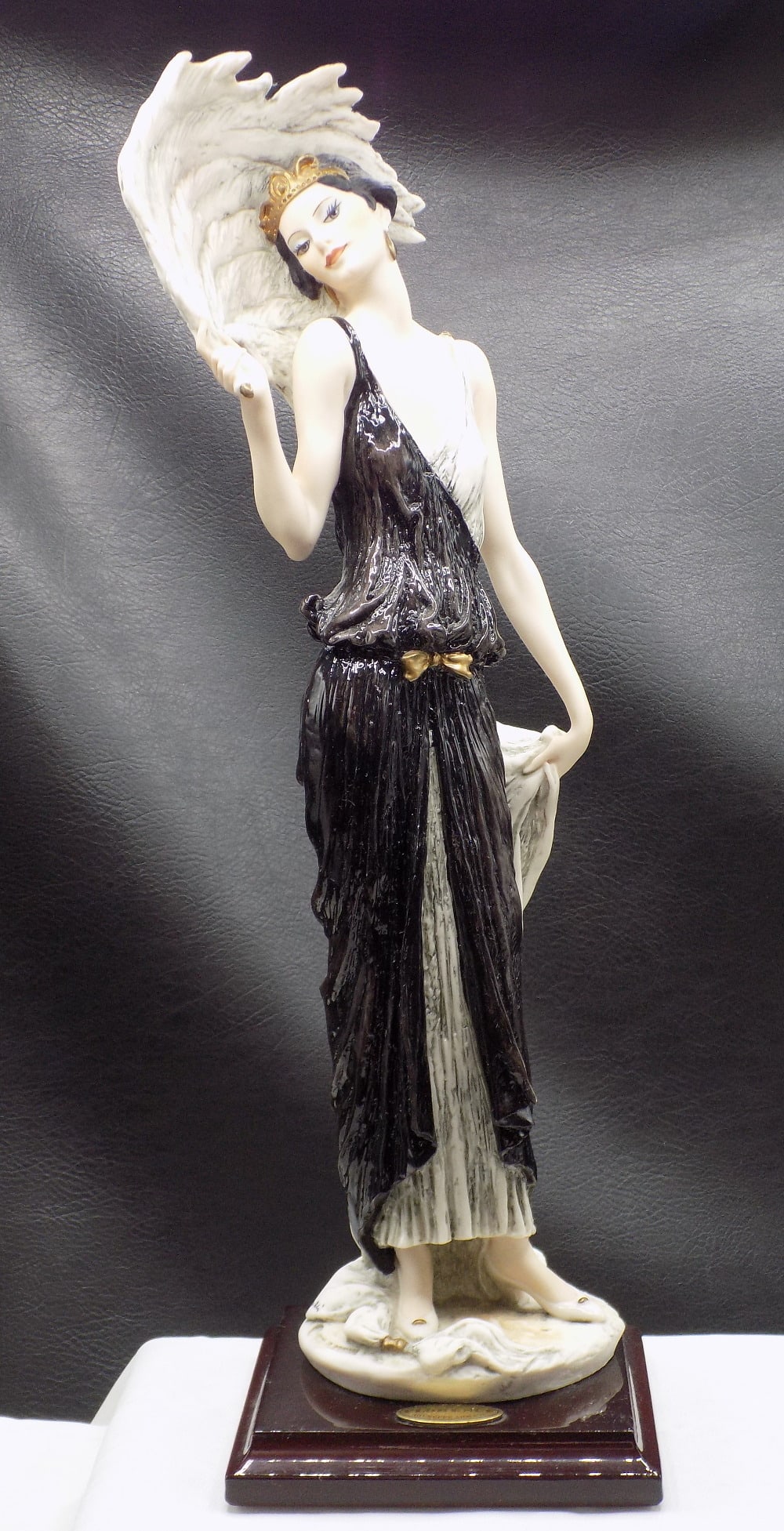 Elegant vintage Giuseppe Armani Florence sculpture: Elegant vintage Giuseppe Armani Florence sculpture. Marked on bottom and side as shown in photos. Beautiful colors. Great quality and detail. In very good original as found condition. 13 ¾ inch