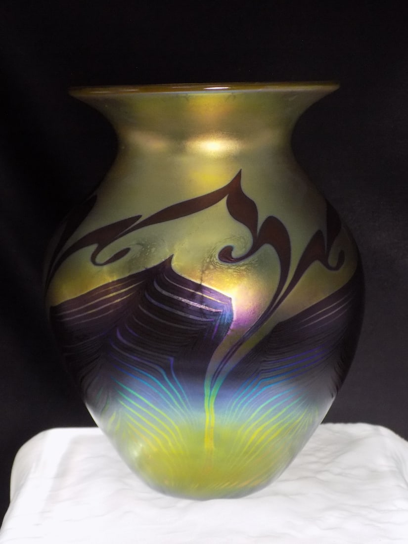 Fabulous vintage signed Lundberg art glass vase. (1 of 10)