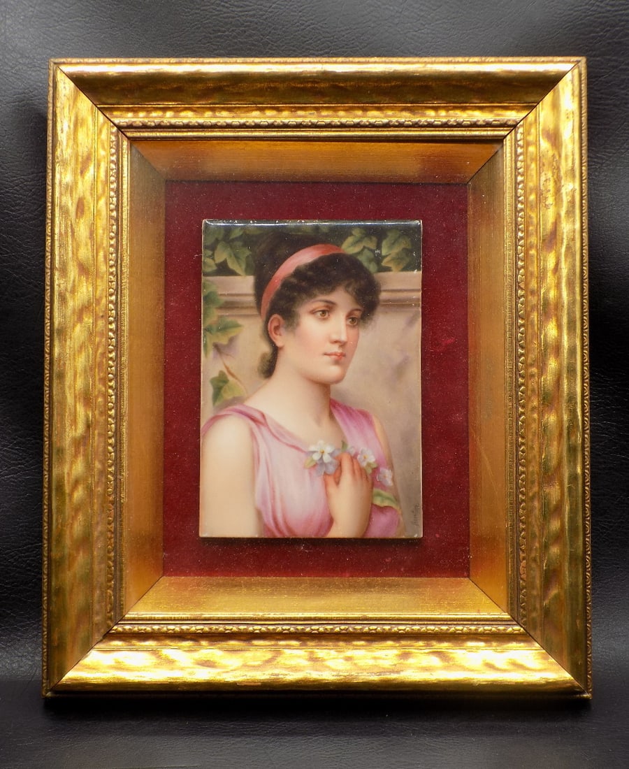 Beautiful antique painting on porcelain signed Sontag: Beautiful antique painting on porcelain signed Sontag. Gold guild shadow box frame. Signed lower right as shown in photo. Beautiful colors. Great quality and detail. In very good original as found con