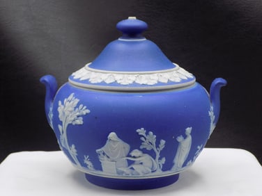 Lovely antique Wedgewood sugar bowl.