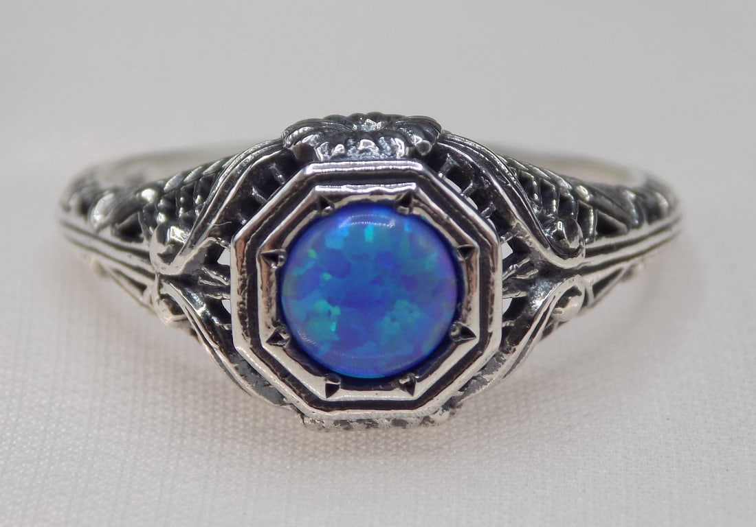 Beautiful ½ ct blue fire opal sterling silver ring. (1 of 6)