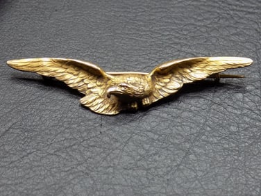 Vintage 18k gold military pin of patriot eagle