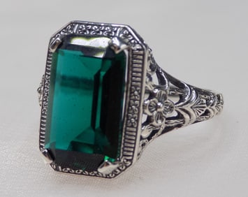 Beautiful 10 ct emerald sterling silver ring