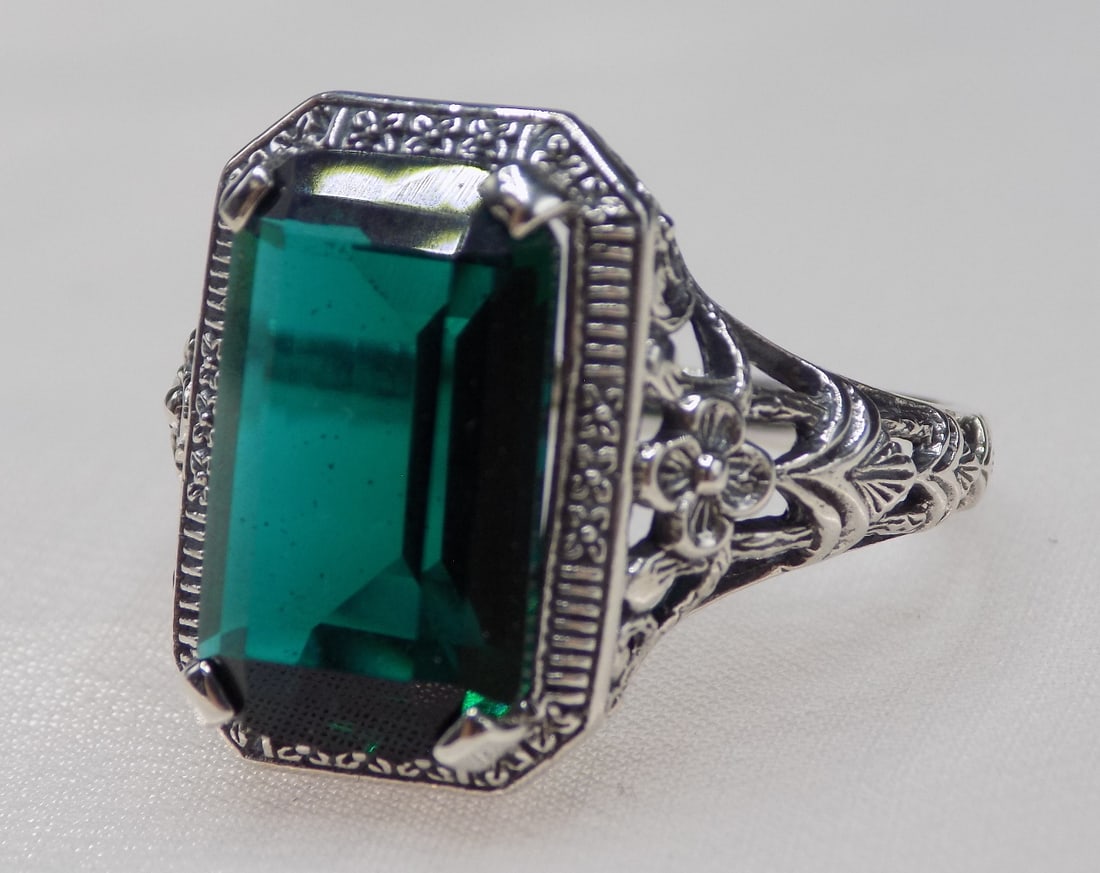 Beautiful 10 ct emerald sterling silver ring (1 of 7)