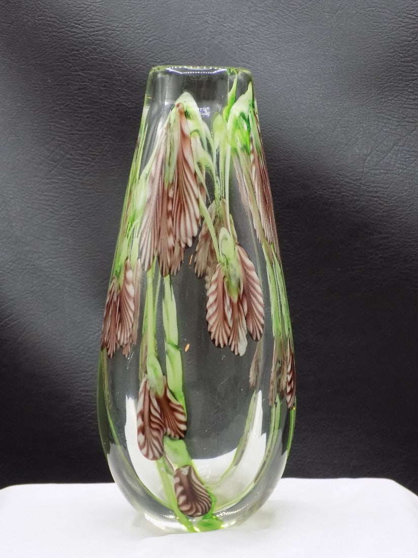 Beautiful Daniel Salazar Lundberg art glass vase.: Beautiful Daniel Salazar Lundberg art glass vase. Is not marked. Floral decorated. Beautiful colors. In very good original as found condition. 7 7/8 inches tall