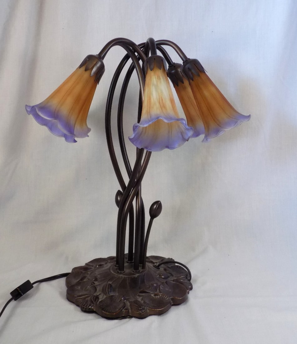 Tiffany style tulip lily pad table lamp. (1 of 6)