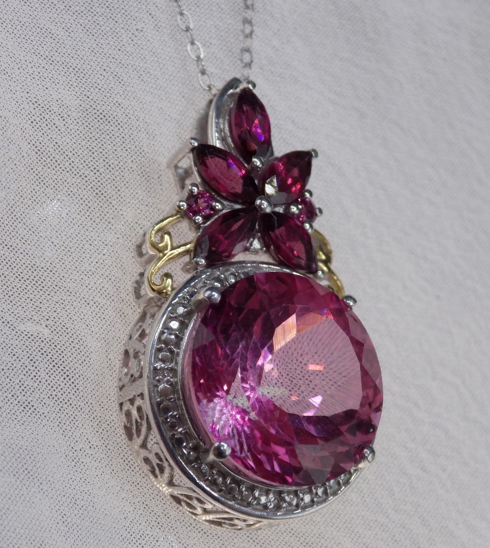 Beautiful 14 cwt pink and red sapphires sterling pendant necklace: Beautiful 14 cwt pink and red sapphires sterling pendant necklace. Lab created. Total length chain 18 inches. Pendant 1 1/4 inches stone is 15 mm