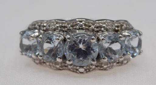 Beautiful 2 ½ cwt aquamarine sterling silver ring. Size 9