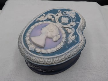 Lovely vintage Shafer Vater jewelry box.