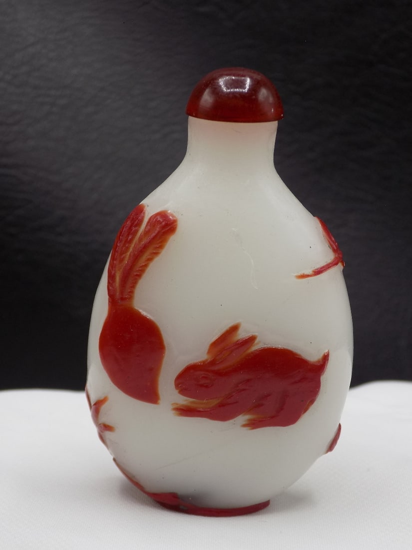 Beautiful antique Peking cameo glass snuff bottle with animals. (1 of 5)