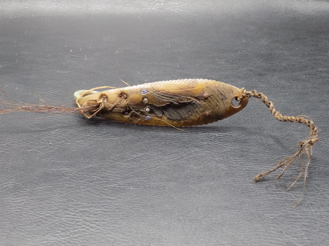 Rare 19 th century Inuit Eskimo 4 ¼ inch fishing lure: Rare 19th century Inuit Eskimo 4 ¼ inch fishing lure not including tail hair. Alaska Native American. Great quality and detail. Please see photos for condition. Looks to be made of shell.. all 