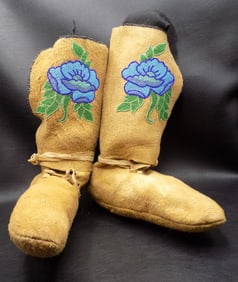 Vintage Native American Indian beaded moccasins