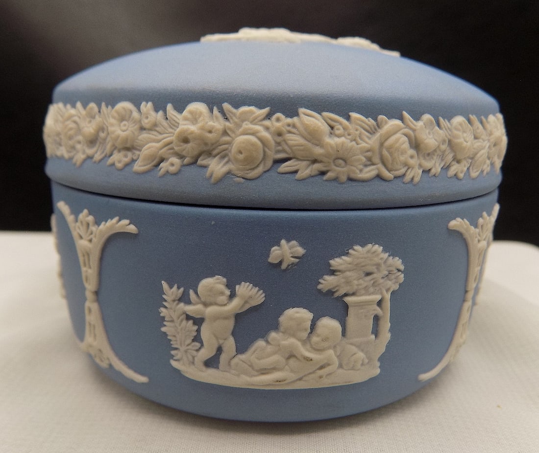 Fine vintage Wedgewood covered jewelry box: Fine vintage Wedgewood covered jewelry box. Marked on bottom as shown in photo. Three dimensional cupids decoration. Beautiful colors. Great quality and detail. In very good original as found conditio