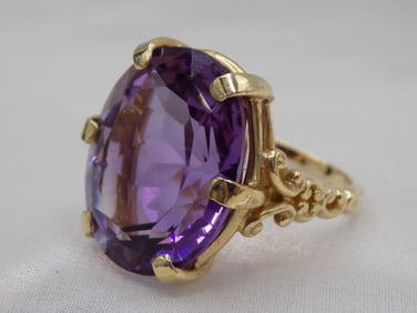 Beautiful 22 ct High end Amethyst 14kt yellow gold ring.